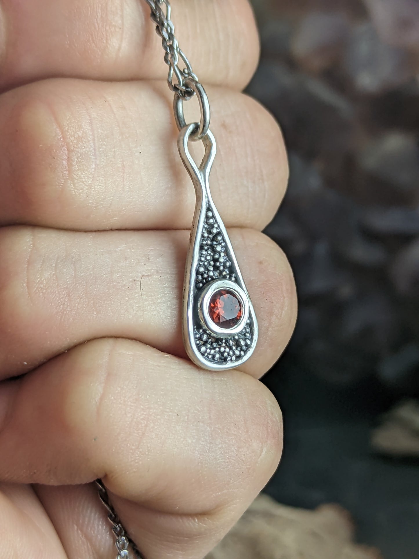 Pendentif grenat et granulation